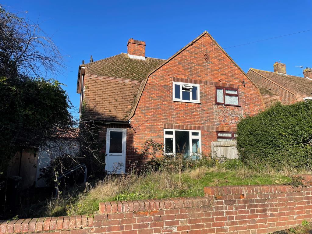 Lot: 137 - SEMI-DETACHED HOUSE FOR IMPROVEMENT - 